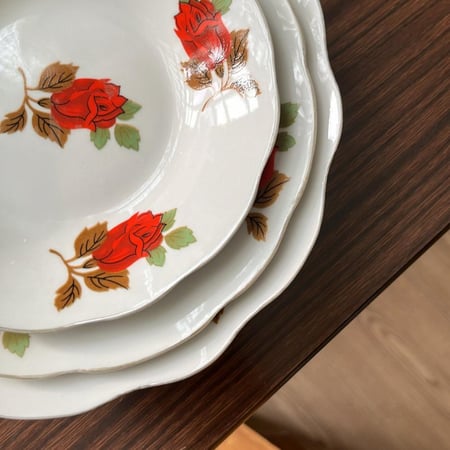 صحون فنتج من "Tokyo" مزين بالورد الأحمر