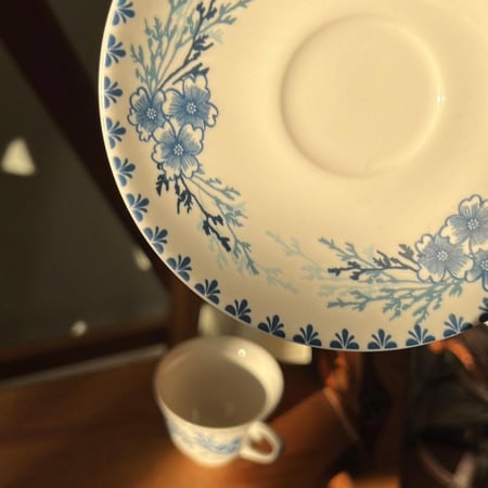 فنجان قهوة بورسلين من مجموعة "بلو بلانك" (Bleu Blanc) من علامة بيلا ميزون (Bella Maison) اصدار حديث