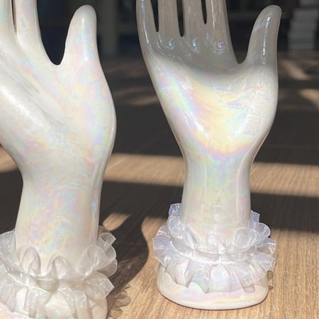 تحفة خزف فنتج مزيّنه بقماش