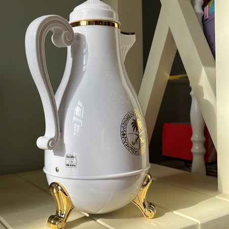 ترمس صناعة يابانية فنتج من غلوريا ( يحمل شعار سيفين ونخلة )