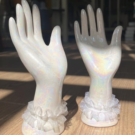 تحفة خزف فنتج مزيّنه بقماش