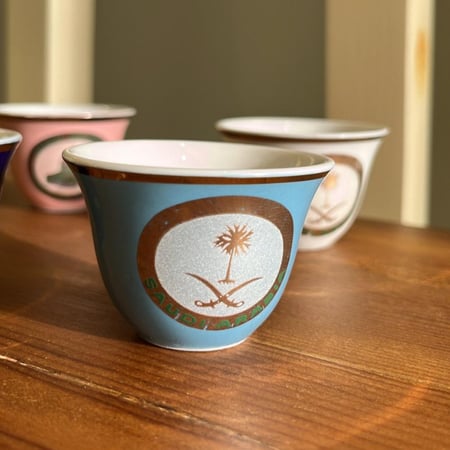 فنجال ياباني فنتج اصدار الثمانينات | يحمل شعار ( سيفين و نخلة و مكة والمدينة )