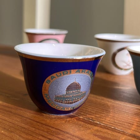 فنجال ياباني فنتج اصدار الثمانينات | يحمل شعار ( سيفين و نخلة و مكة والمدينة )