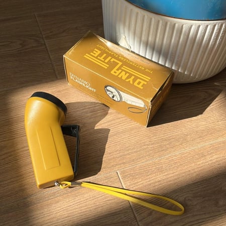 كشاف : مصباح بدون بطارية | اصدار قديم