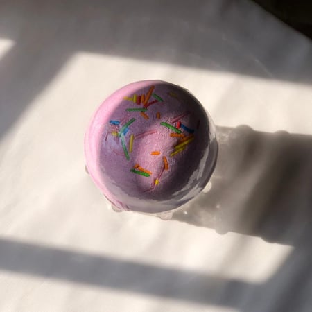 فقاعه استحمام بتصميم كره مع رشات ملونه bubble path sprinkles ball
