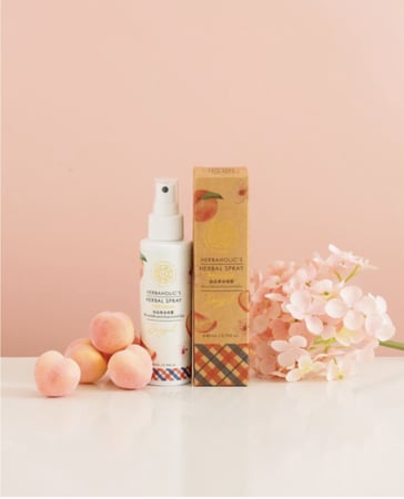 بخاخ عشبي لتخفيف الآلام من هيرباهوليك برائحة الخوخ