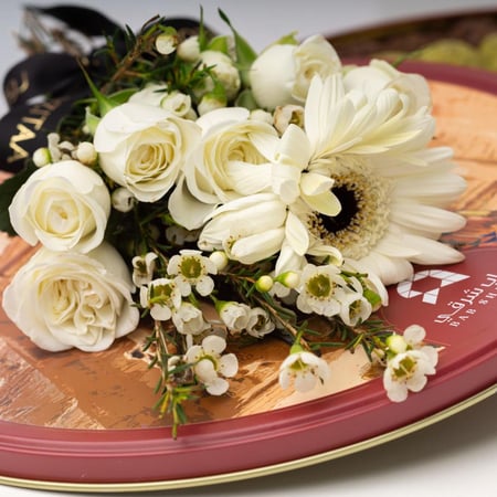 بيتي فور مشكل من باب شرقي مع أزهار بيضاء