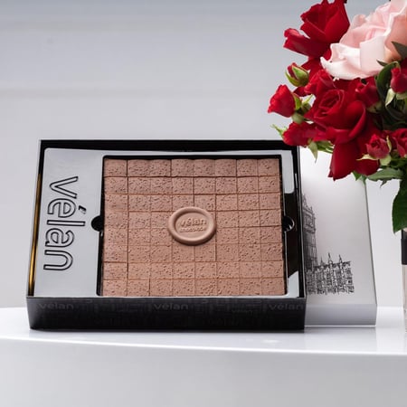 مزهرية روعة الجوري مع شوكولاتة غرينتش من فيلان