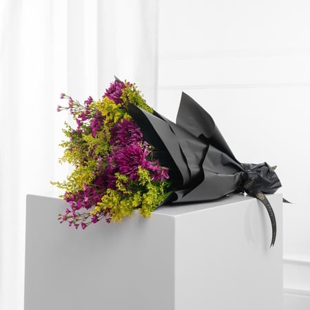 باقة ورد فازات زهور بنفسجية هدية عيد ميلاد ورود كريز