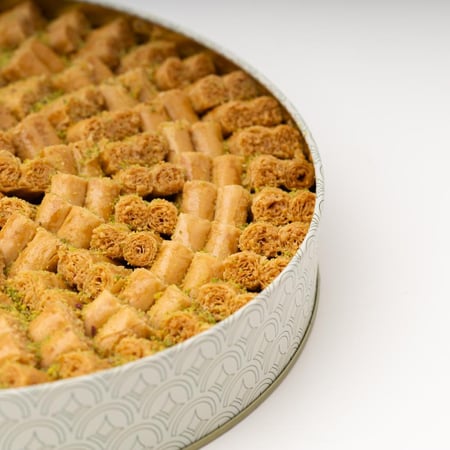 أصابع البقلاوة بالكاجو من باب شرقي مع أزهار السيمبيديوم