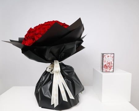 باقة الجوري الاحمر مع عطر جوتشي بلوم