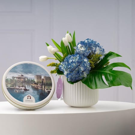 فازة رقة الأزهار مع أصابع البقلاوة بالكاجو من باب شرقي