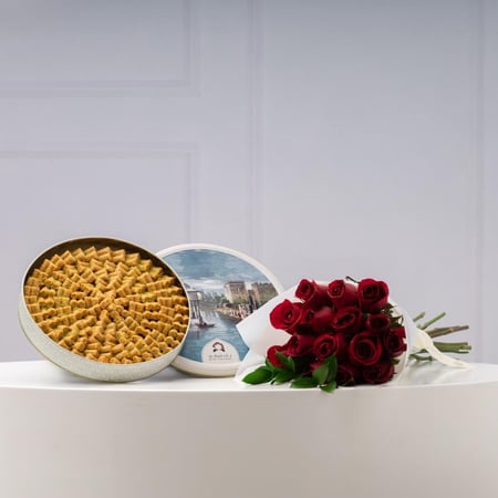 باقة الجوري الأنيقة مع أصابع البقلاوة بالكاجو من باب شرقي