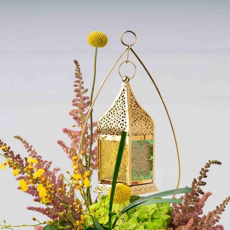 فازة الشهر الكريم تنسيق ورد رمضاني فاخر مع فانوس ذهبي