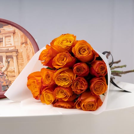 باقة الجوري الدافئة مع بيتي فور مشكل من باب شرقي