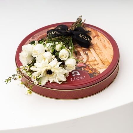 بيتي فور مشكل من باب شرقي مع أزهار بيضاء