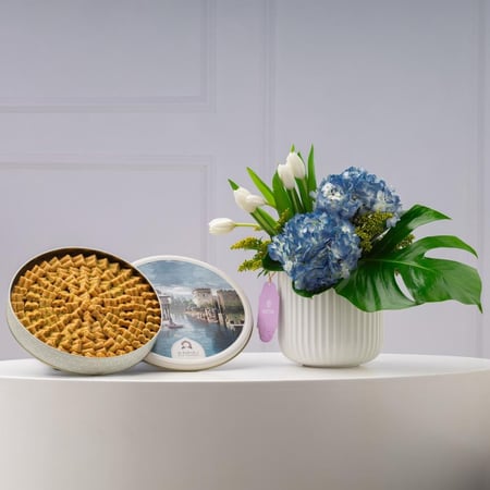 فازة رقة الأزهار مع أصابع البقلاوة بالكاجو من باب شرقي