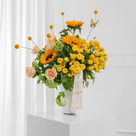 فازة لمسة فراشة ذهبية