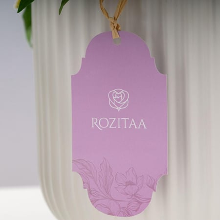 فازة رقة الأزهار مع أصابع البقلاوة بالكاجو من باب شرقي