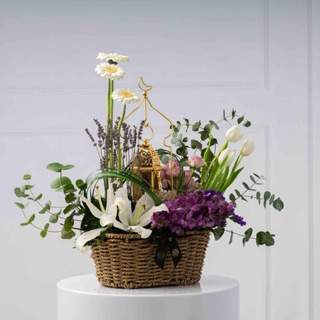 سلة ورد جميلة مع فانوس رمضاني ذهبي