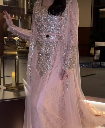 ثوب بقماش الدانتيل المشكوك يدوياً