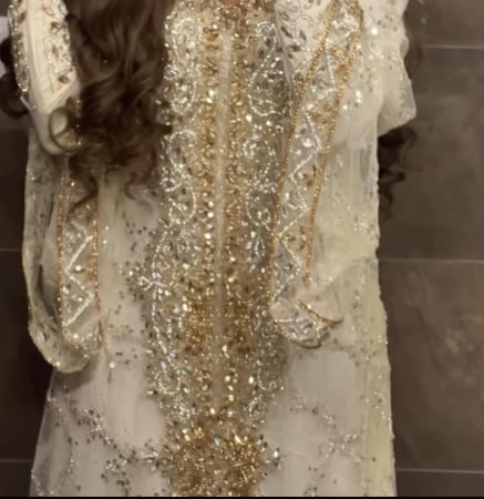 ثوب اماراتي مشكوك بذيل مع الطرحة