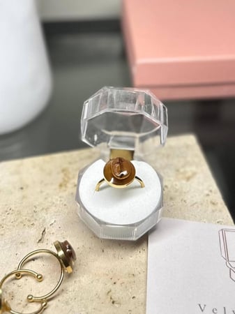 خاتم القهوة المخملية - ذهبي