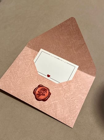 مجموعة رسائل إهداء كلاسيكية (ظرف + كرت + ختم وردة)