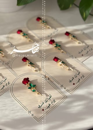 بروش الوردة الحمراء