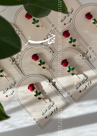 بروش الوردة الحمراء