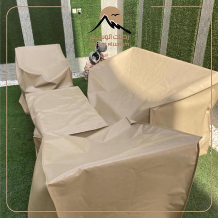 استمتع بجلسة مريحة مع طاولة وكراسي خشب من رحلات الوسم