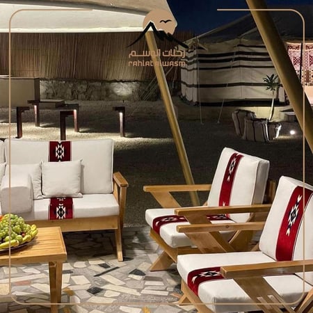 استمتع بجلسة مريحة مع طاولة وكراسي خشب من رحلات الوسم