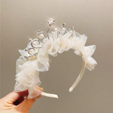 طوق على شكل تاج