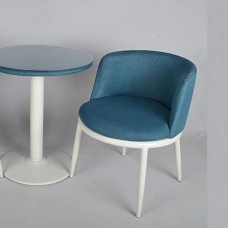 طاولة مع كرسيين من كاما