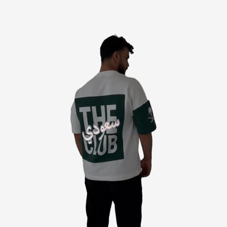 تيشرت اليوم الوطني The Club أبيض وأخضر بتصميم خلفي مميز