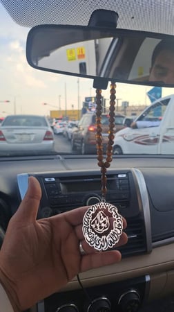 تعليقة سيارة مع سبحة بالاسم