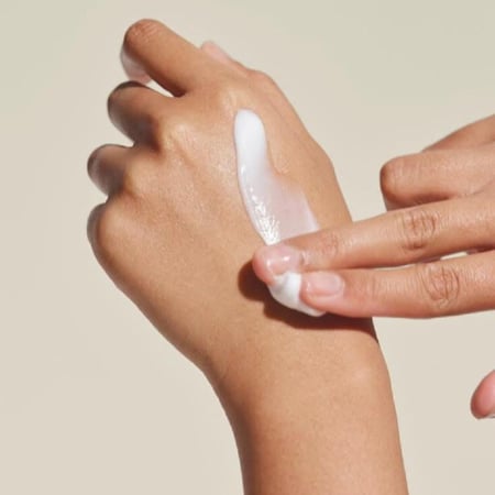 كريم ليلي لإصلاح البشرة من LOVENIAR يعيد النضارة والمرونة للبشرة الم