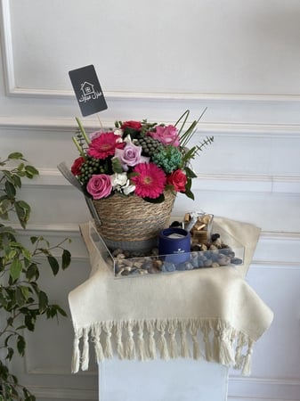 باقه ورد على ستاند وحلاوه باتشي