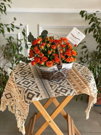 باقه ورد على سلة