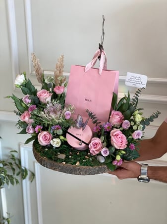 تنسيق الهديه على جذع خشبي