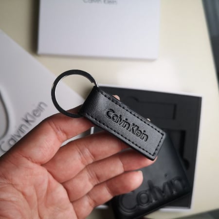 طقم كالفن كلاين ( محفظه - ميداليه )