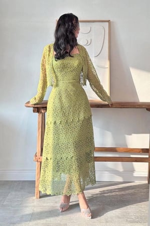 فستان اخضر ناعم بتصميم طبقات انيقة