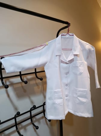 بالطو للأطفال 2جيوب كبيره واحد جيب بالصدر زراير وحزام بالخلف ديكور