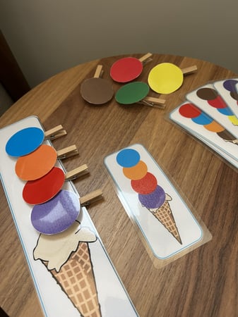 تطابق كرات الايسكريم حسب اللون