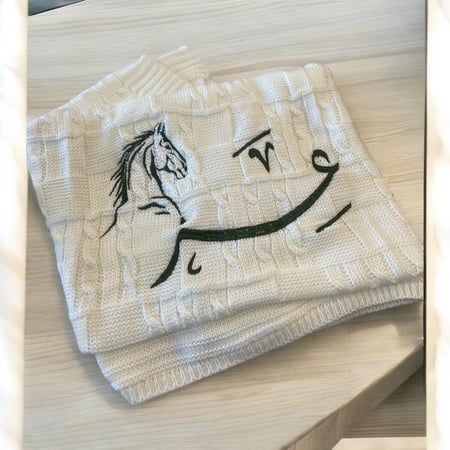 بطانيه استقبال مع اسم ورسمة خيل