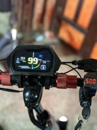 سكوتر الوحش الكهربائي مع شاشة رقمية