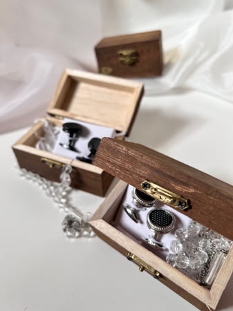 صندوق خشبي مع سبحة وكبك