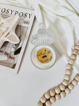 شمعة مع رساله مخفية