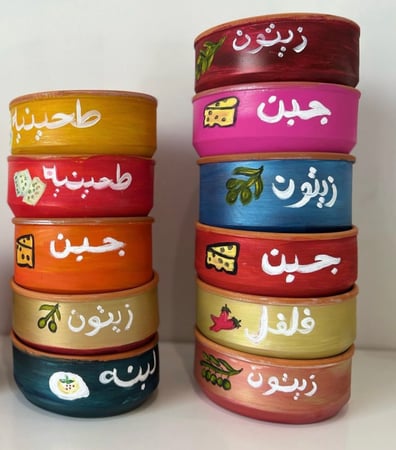 صحون فخارية بألوان زاهية