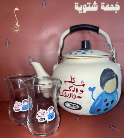 ابريق شاي برسمة لطيفة بالألوان + 6 كاسات شاي بملصق